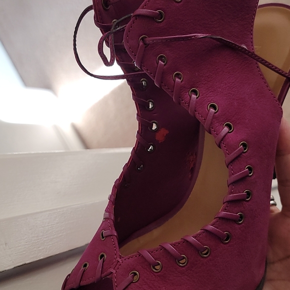 Heels - Picture 4 of 4